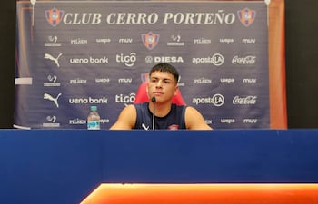 Matías Damián Pérez (27 años), zaguero de Cerro Porteño, durante la conferencia de prensa en las instalaciones de La Nueva Olla, en Barrio Obrero.