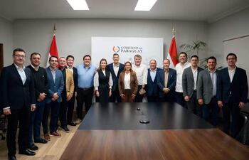 Gobernadores del Partido Colorado se reunieron con Santiago Peña.