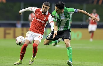 Gabri Martínez (izq.), del Sporting de Braga, en acción contra Marc Bartra (der.), del Betis, durante el partido de ida de los cuartos de final de la UEFA Europa League entre el Sporting de Braga y el Real Betis, en Braga, Portugal.
