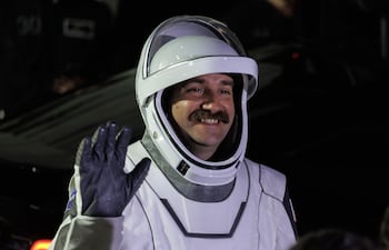 El astronauta de la NASA, el piloto Jack Hathaway, sale del edificio Neil A. Armstrong Operations and Checkout rumbo al Complejo de Lanzamiento Espacial 40 como parte de los preparativos para el lanzamiento de la Crew-12, en la Estación de la Fuerza Espacial de Cabo Cañaveral, Florida, Estados Unidos, el 13 de febrero de 2026.