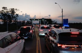 En el peaje ubicado en la ruta Luque-San Bernardino se registran demoras por la gran cantidad de vehículos.