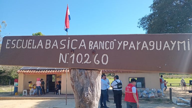 escuela básica Yparaguaymi de la comunidad Banco'i en Arroyos y Esteros