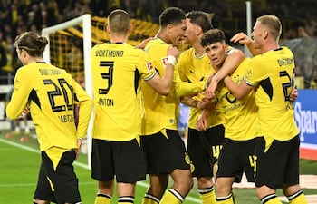 El delantero italiano del Dortmund, Samuele Inacio, celebra el gol del 3-1 con sus compañeros durante el partido de fútbol de la Bundesliga alemana entre el BVB Borussia Dortmund y el Eintracht Frankfurt, en Dortmund, en el oeste de Alemania.