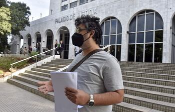 Momento de la presentación del amparo a favor de pacientes con AME en el Palacio de Justicia.
