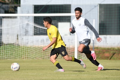Maniobra del recoletano Héctor López ante la cobertura defensiva de César Olmedo, durante el amistoso de este miércoles en la Villa Olimpia.