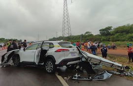 Así quedó la camioneta que chocó en la Ruta PY02, en la zona de la circunvalación de Caacupé, este miércoles. Murieron una mujer y su nieto de solo tres años.