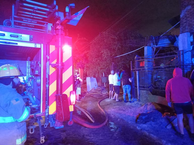 Incendio Laurelty Sur San Lorenzo bomberos
