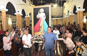 Fieles católicos ingresan con una imagen de Jesús Misericordioso, para la segunda misa del día por el Día de la Divina Misericordiosa, en la Parroquia Virgen del Rosario, en el barrio Sajonia de Asunción.