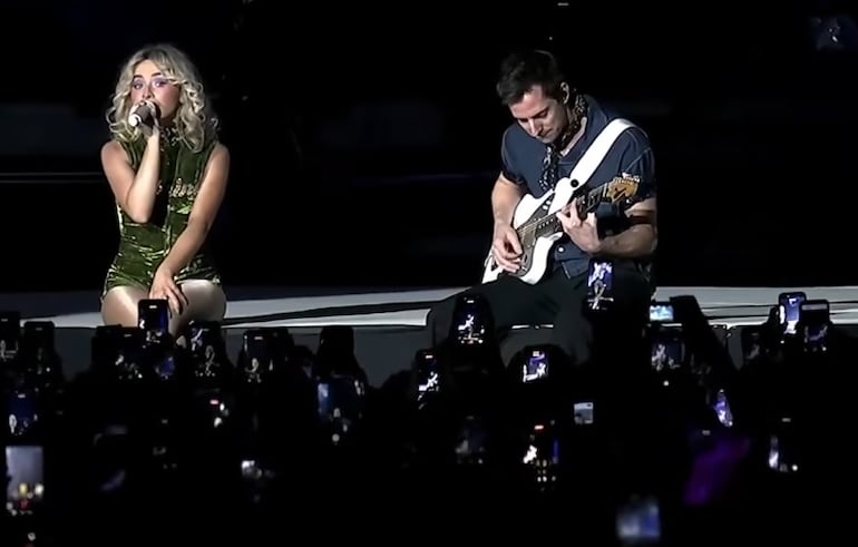 Sabrina Carpenter en un momento de total conexión con el público durante su presentación en Santiago de Chile.