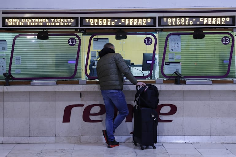 El servicio de Rodalies y Regionales continúa paralizado en Cataluña por segundo día consecutivo, ya que apenas ha salido algún tren esta mañana de la estación de Sants, lo que ha generado desconcierto entre los usuarios, que esperaban poder acceder a algún convoy a primera hora.