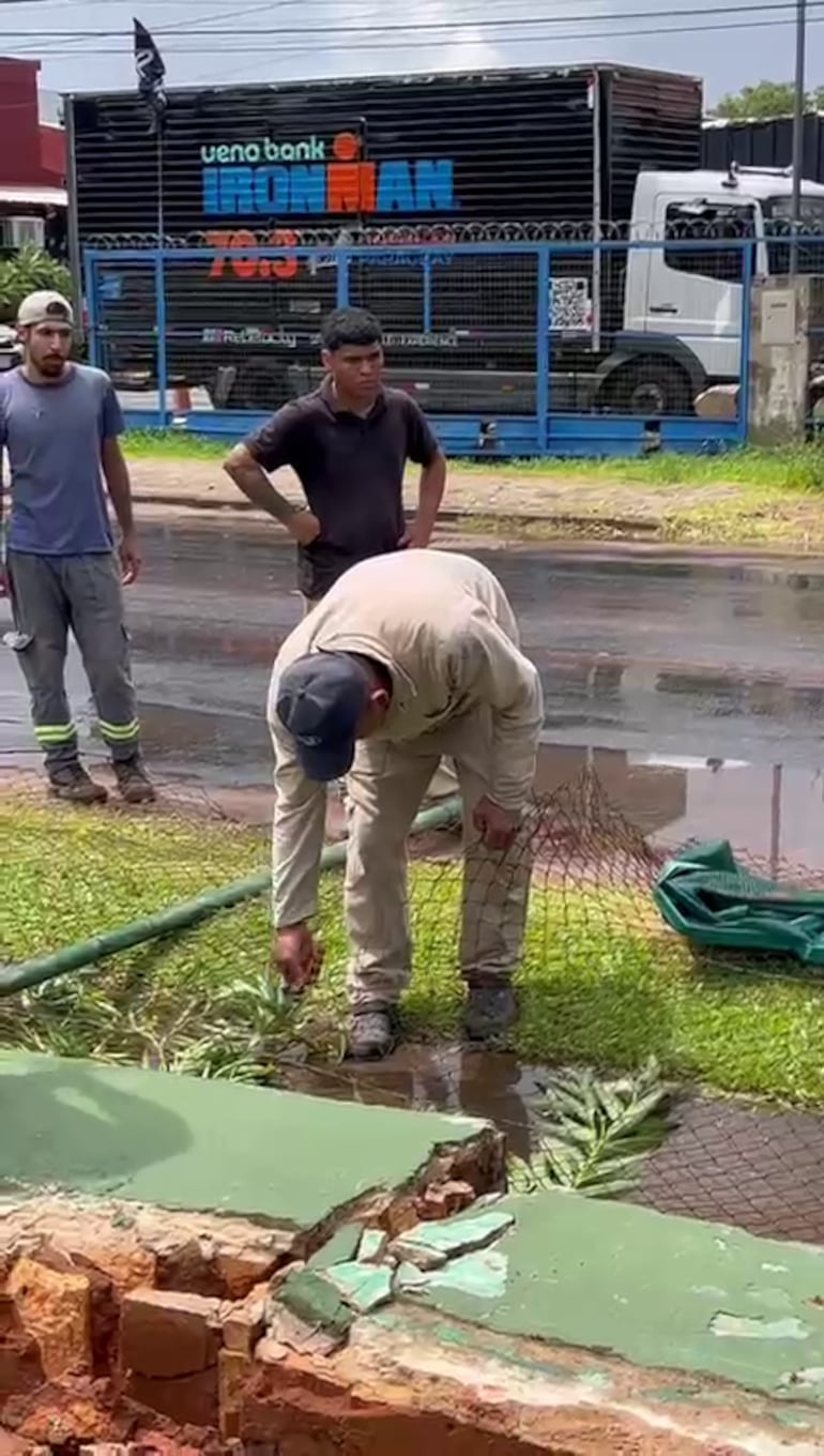 Tormenta con fuertes vientos deja daños materiales en el Club Internacional de Tenis
