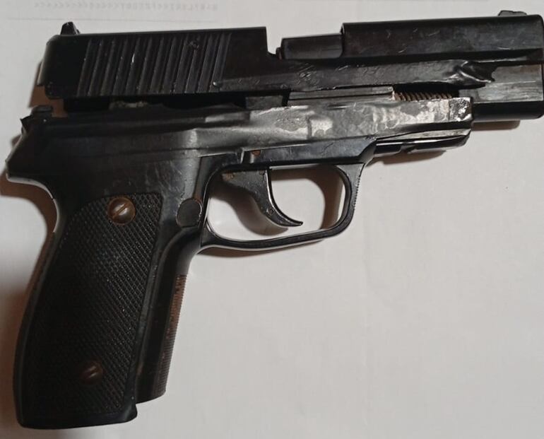 La réplica de arma de fuego fue incautada por los policías.