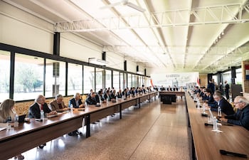 El presidente de la República, Santiago Peña, encabezó este jueves la primera reunión de la Mesa Nacional del Sector Eléctrico, un espacio multisectorial.