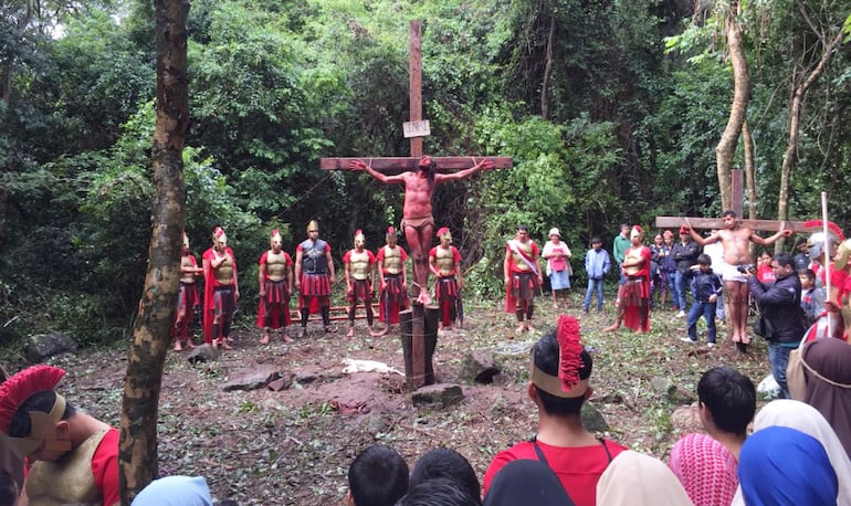 Representación del viacrucis en la compañía Zanja Hû de la ciudad de Atyrá.  El evento  se repite hoy desde las 9:00.