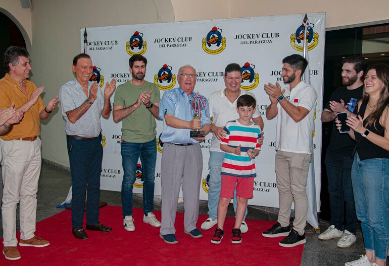 El Dr. Honorio Grau recibió el premio del homenaje al ex presidente Sigfrido Maluff Rosas.