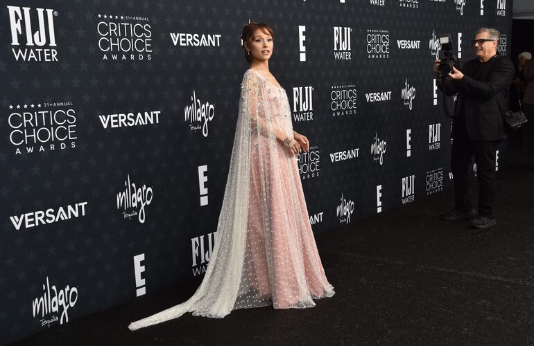Ariana Grande lució espléndida en los Critics Choice Awards. La actriz y cantante lució un vestido rosa bebé de Alberta Ferretti. (Chris DELMAS / AFP)