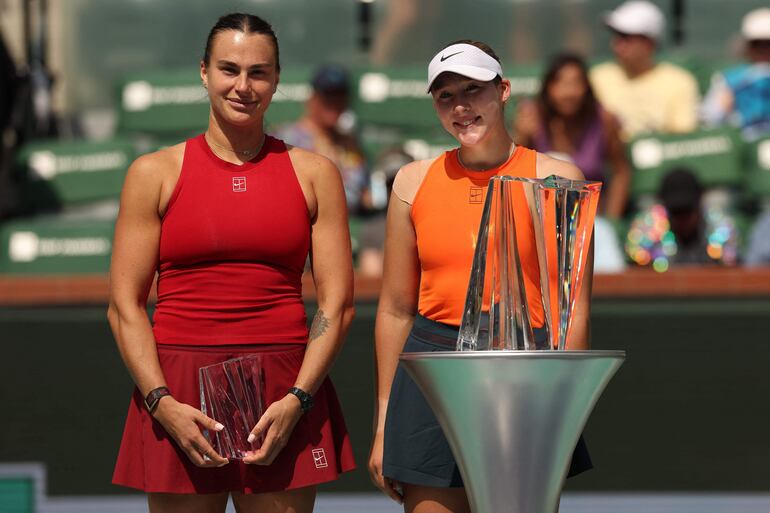 La rusa Mirra Aleksándrovna Andréyeva con su trofeo junto a la número 1, Aryna Sabalenka, el duelo de rusas que tuvo la final de Indian Wells.