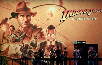 Los visitantes se detienen en el stand del videojuego “Indiana Jones and the Great Circle” durante el día de prensa de la feria de videojuegos Gamescom, en Colonia.