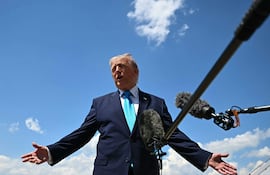 Donald Trump, presidente de Estados Unidos, habla con reporteros antes de abordar el avión presidencial Air Force One , en la base aérea de Maryland.