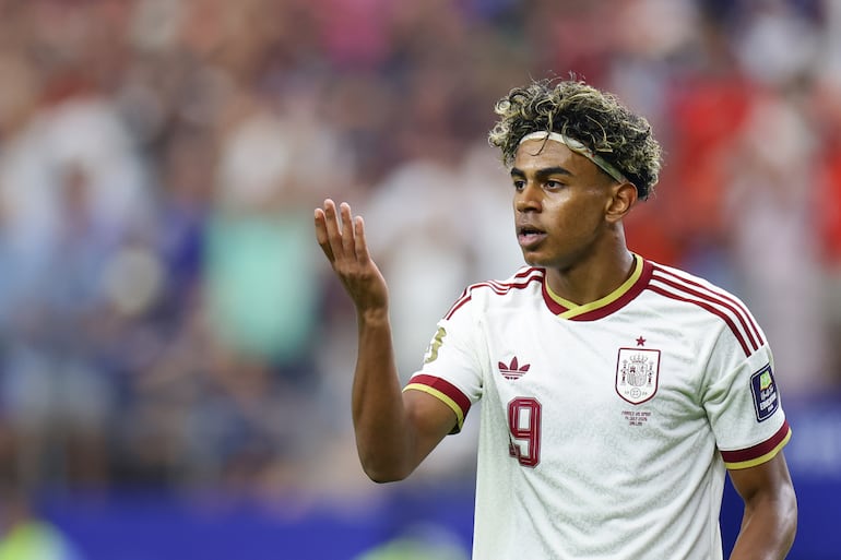 Lamine Yamal de España celebra un gol de Pedro Porro, en el partido de semifinales del Mundial de la FIFA 2026 entre Francia y España en el estadio AT&T en Arlington (Estados Unidos). EFE/ Carlos Ramírez