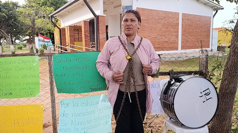 Una de las madres de familia tomó la determinación de crufificarse frente a la institucion educativa para exigir la reposión de un rubro de grado