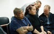 Los ciudadanos estadounidenses Troy Anthony Vásquez (c) y David Thomas Wise (d) asisten a una audiencia este lunes, en el Palacio de Justicia en Asunción (Paraguay). La Fiscalía de Paraguay liberó a uno de los cuatro estadounidense que fueron detenidos el sábado tras la incautación de un avión privado que aterrizó en el país suramericano procedente de Miami (Estados Unidos) y transportaba 261,6 kilos de 'marihuana prémium', informó la entidad investigativa.