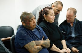 Los ciudadanos estadounidenses Troy Anthony Vásquez (c) y David Thomas Wise (d) asisten a una audiencia este lunes, en el Palacio de Justicia en Asunción (Paraguay). La Fiscalía de Paraguay liberó a uno de los cuatro estadounidense que fueron detenidos el sábado tras la incautación de un avión privado que aterrizó en el país suramericano procedente de Miami (Estados Unidos) y transportaba 261,6 kilos de 'marihuana prémium', informó la entidad investigativa.