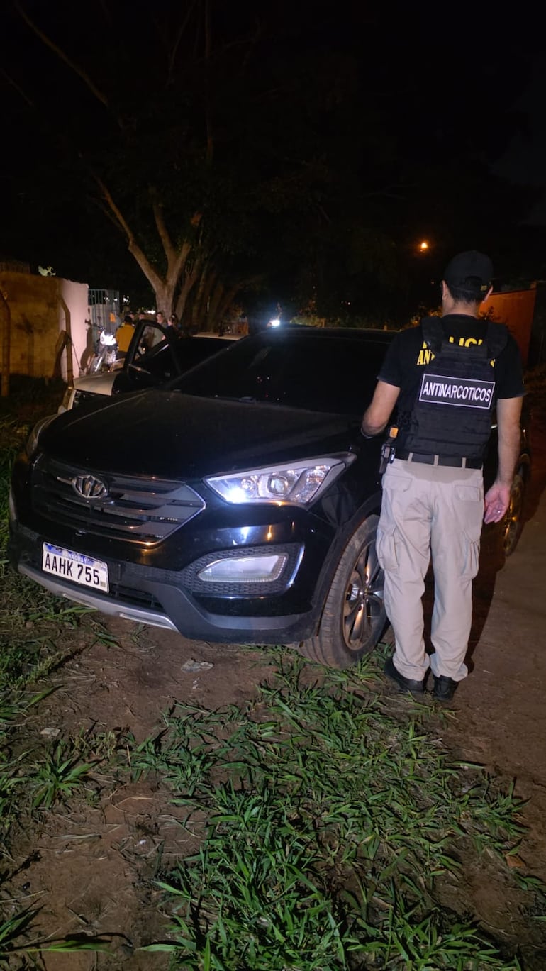 Un oficial antidrogas verifica uno de los vehículos que fueron incautados durante el procedimiento efectuado en el barrio San José de San Lorenzo.