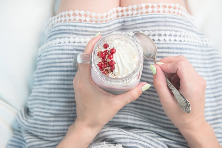 Mujer toma yogur antes de dormir.
