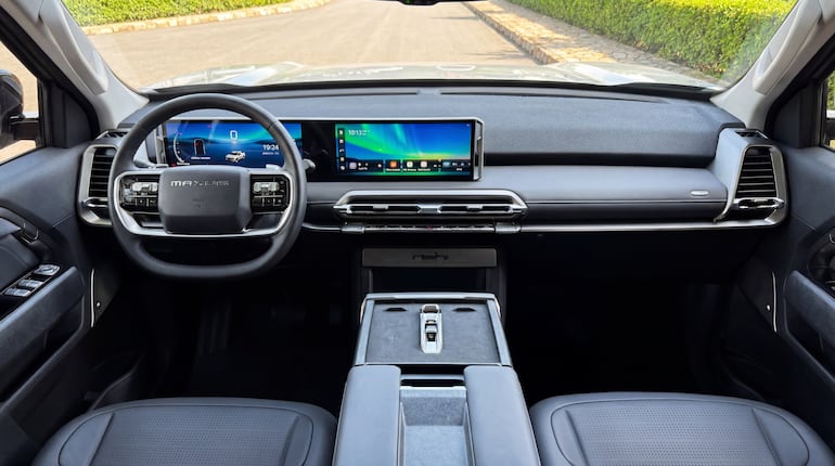 Su interior digitalizado, con doble pantalla integrada y materiales de alta calidad, prioriza confort, conectividad y una experiencia de conducción superior.