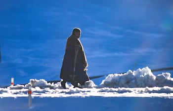 Una mujer aimara camina en La Cumbre (Bolivia). Las intensas nevadas que se registran en el occidente de Bolivia han afectado a 82.728 familias, principalmente en la región andina de Potosí (suroeste) que hasta el momento es la región más golpeada.