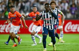 El mediocampista ecuatoriano de Alianza Lima, Eryc Castillo, reacciona tras fallar un tiro penal durante el partido de vuelta de la fase 1 de la Copa Libertadores entre el Alianza Lima de Perú y el 2 de Mayo de Paraguay, en el estadio Alejandro Villanueva de Lima