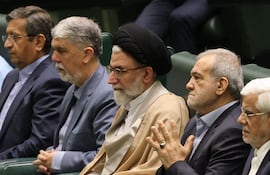 El ministro de Inteligencia, Esmail Khatib (C) junto al presidente iraní Masoud Pezeshkian (centro, a la der.)