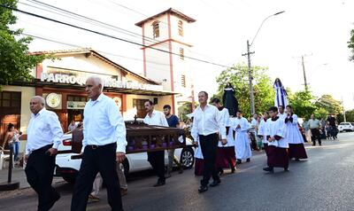 Procesión del Cristo Yacente con la Virgen de los Dolores y San José en torno a la Iglesia Virgen del Carmen de Villa Elisa.