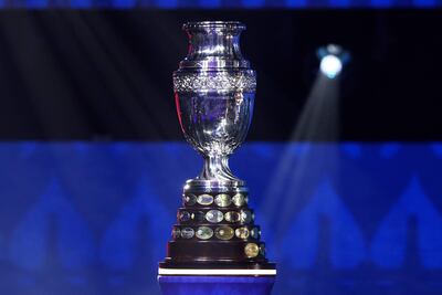 El trofeo de la Copa América se exhibe durante el sorteo oficial de la CONMEBOL Copa América 2024 en el James L. Knight Center el 7 de diciembre de 2023 en Miami, Florida.