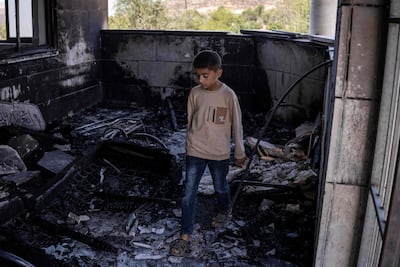 Un niño palestino en una mezquita presuntamente incendiada por colonos israelíes en la localidad de Qusra, en Cisjordania ocupada.