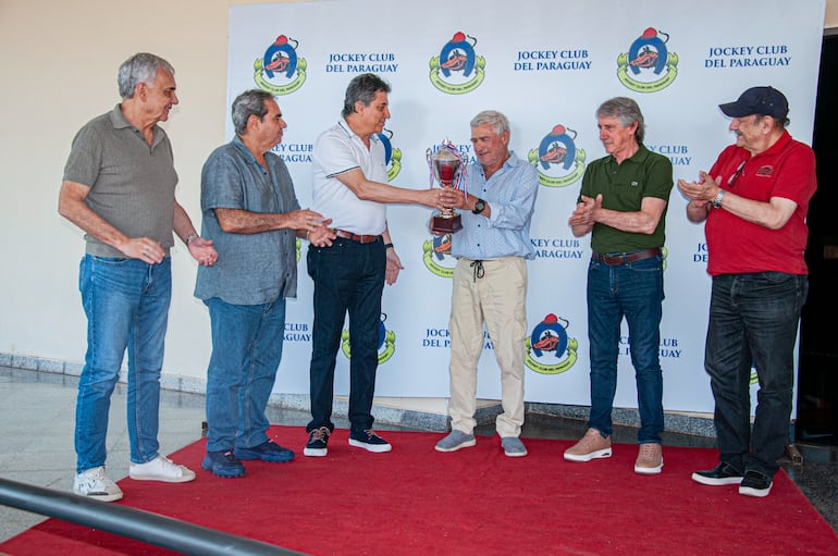 Alicio Solalinde recibe la copa por la victoria de Ninja en el premio especial "Batalla de Boquerón".