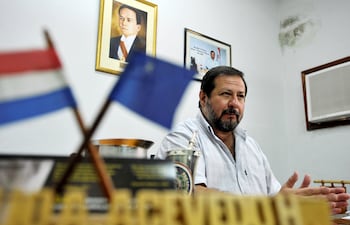 Julio Antonio Acevedo Haurón, en 2010, en su despacho de director de Tacumbú, donde tenía un retrato del gran Eligio Ayala.