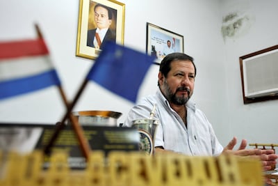 Julio Antonio Acevedo Haurón, en 2010, en su despacho de director de Tacumbú, donde tenía un retrato del gran Eligio Ayala.