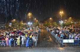 Feligreses en la explanada de la Basílica de Caacupé, pese a la fuerte lluvia.