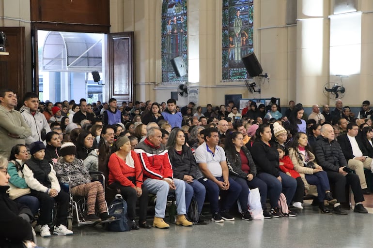 Como cada domingo la basilica de Caacupé estuvo repleta de feligreses.