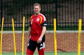 Julian Nagelsmann, director técnico de Alemania, observa durante una sesión de entrenamiento de la selección de Alemania en la Winston-Salem State University.