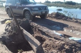 Mal estado de camino y puente genera preocupación a conductores de Yabebyry y Laureles.