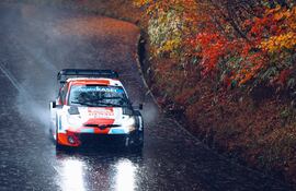 Elfyn Evans y Martin Scott sobre el mojado y complicado asfalto del rally nipón.