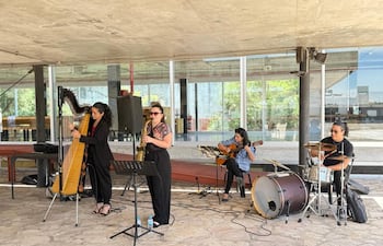 Uno de los ensambles actuando en el Sitio de Memoria y Centro Cultural 1A Ycuá Bolaños.
