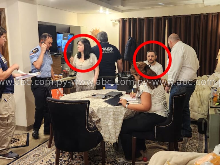 Dalia Angélica López Troche y su pareja  Luis Alberto Cano Gauto (ambos en círculo), tras ser capturados por la Policía y la Fiscalía.