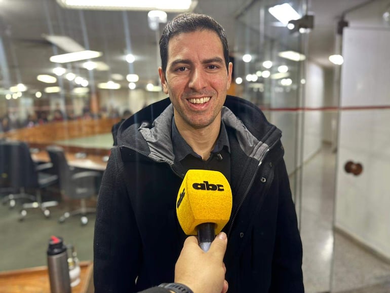 Álvaro Grau sonríe con chaqueta negra, mientras un entrevistador sostiene un micrófono amarillo con el logotipo de ABC.
