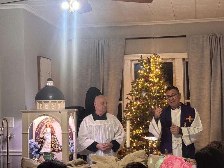 La réplica, en miniatura, de la basílica de Caacupé en Estados Unidos, durante el novenario de la Virgen que se realiza en casa de paraguayos.