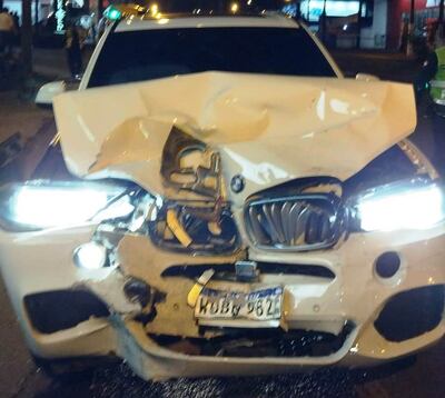 La lujosa camioenta quedó con importantes daños debido a la fuerte colisión.