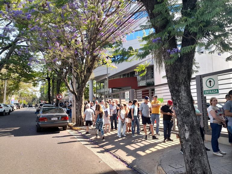 En medio de la alta temperatura mañanera, argentinos y argentinas acuden al consulado argentino en Asunción con ganas de votar.